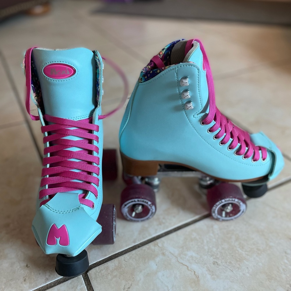 Size 5 Moxi Beach Bunny Roller Skates!